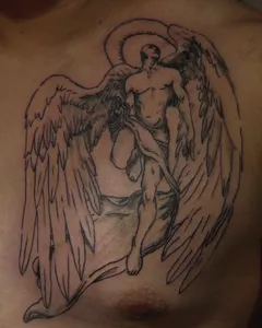 Tetovaža anđela na grudima — rad iz Monarch Tattoo studija