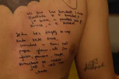 Tetovaža ručno pisane posvete na ruci — rad iz Monarch Tattoo studija