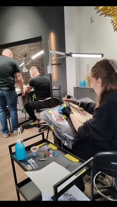 Rad u Monarch Tattoo studiju — umetnik tetovira klijenta